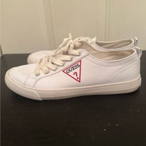 Guess Catching Sneakers Tennis Shoes White Faux Leather Red Triangle Logo 8 Keds
